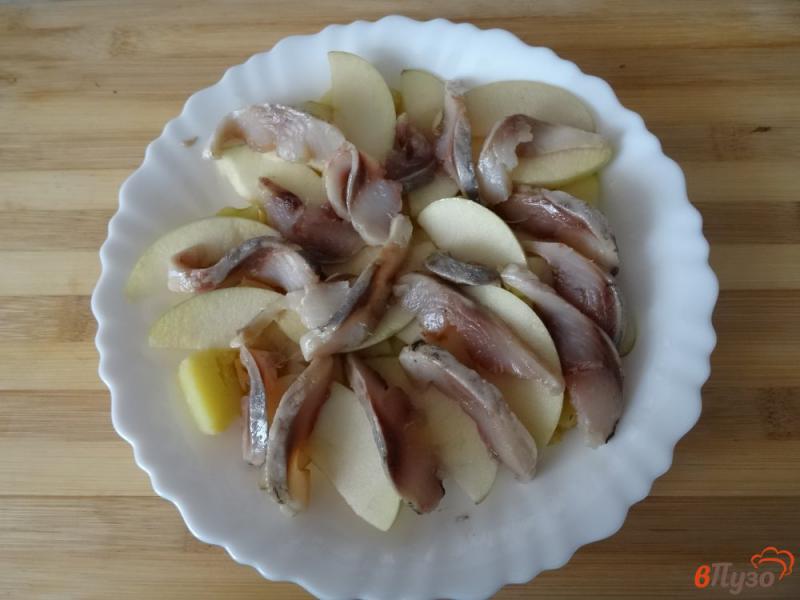 Фото приготовление рецепта: Салат с сельдью и яблоком шаг №3