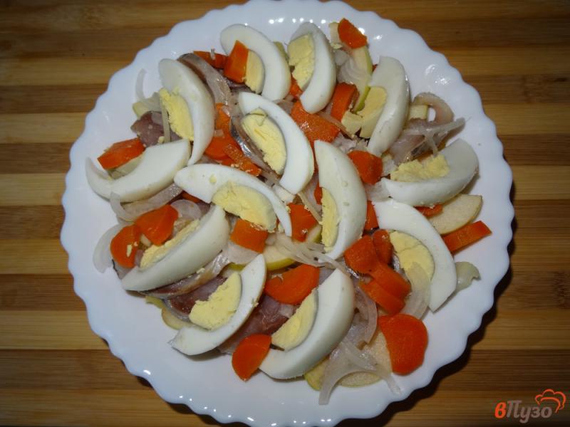 Фото приготовление рецепта: Салат с сельдью и яблоком шаг №6
