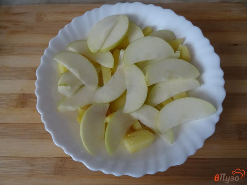 Фото приготовление рецепта: Салат с сельдью и яблоком шаг №2
