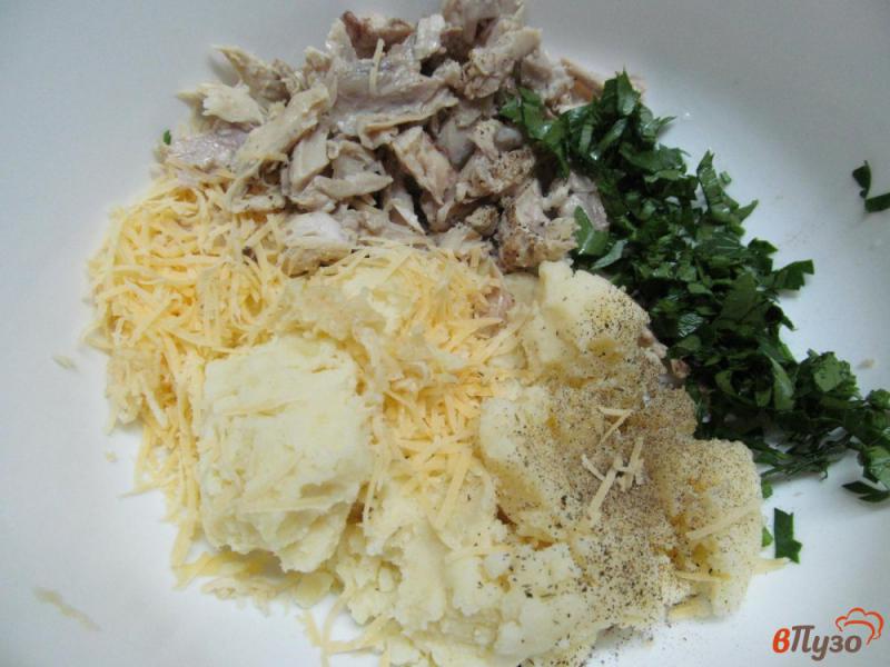 Фото приготовление рецепта: Котлеты из картофеля с курицей под грибным соусом с огурцом шаг №2