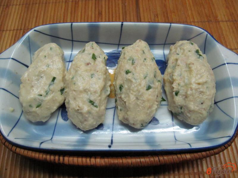 Фото приготовление рецепта: Котлеты из картофеля с курицей под грибным соусом с огурцом шаг №4