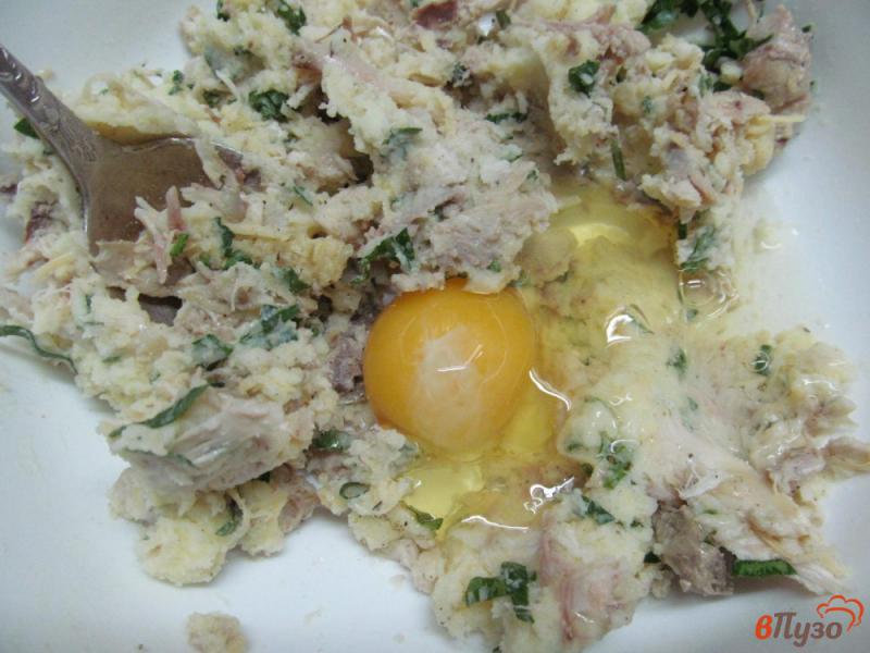 Фото приготовление рецепта: Котлеты из картофеля с курицей под грибным соусом с огурцом шаг №3