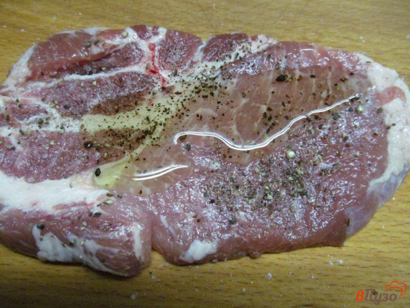 Фото приготовление рецепта: Свиная отбивная под соусом из брокколи шаг №1