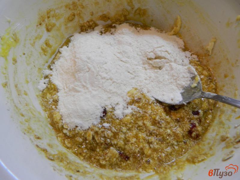 Фото приготовление рецепта: Имбирное печенье с орехами и сушеной вишней шаг №5