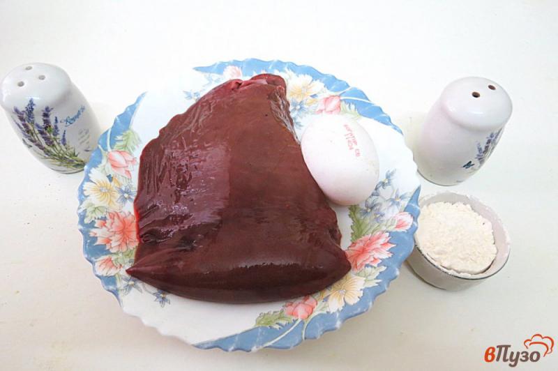 Фото приготовление рецепта: Свиная печень жареная в муке и яйце шаг №1