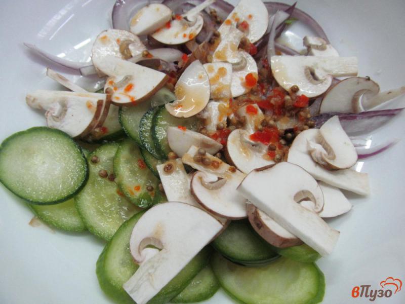 Фото приготовление рецепта: Огурцы с грибами по китайски шаг №4