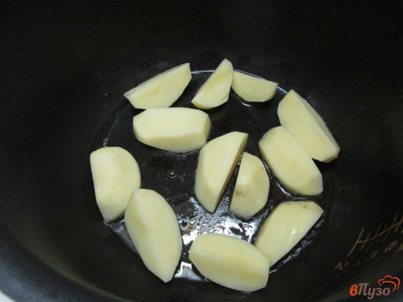 Фото приготовление рецепта: Маринованные куриные бедра запеченные с картофелем в мультиварке шаг №4