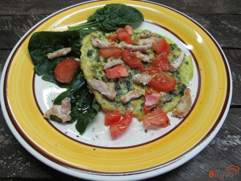 Фото приготовление рецепта: Теплый салат из курицы с омлетом шаг №5