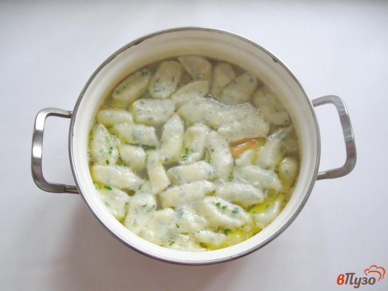 Фото приготовление рецепта: Суп с творожными клецками шаг №7