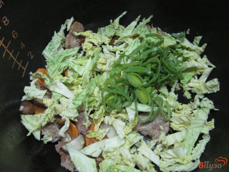 Фото приготовление рецепта: Свинина с грибами и савойской капустой в мультиварке шаг №3