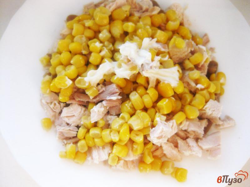 Фото приготовление рецепта: Салат с курицей кукурузой и грибами шаг №7