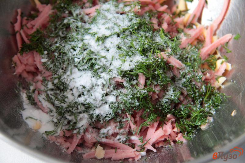 Фото приготовление рецепта: Сырные пышки с колбасой и зеленью на сковороде шаг №4