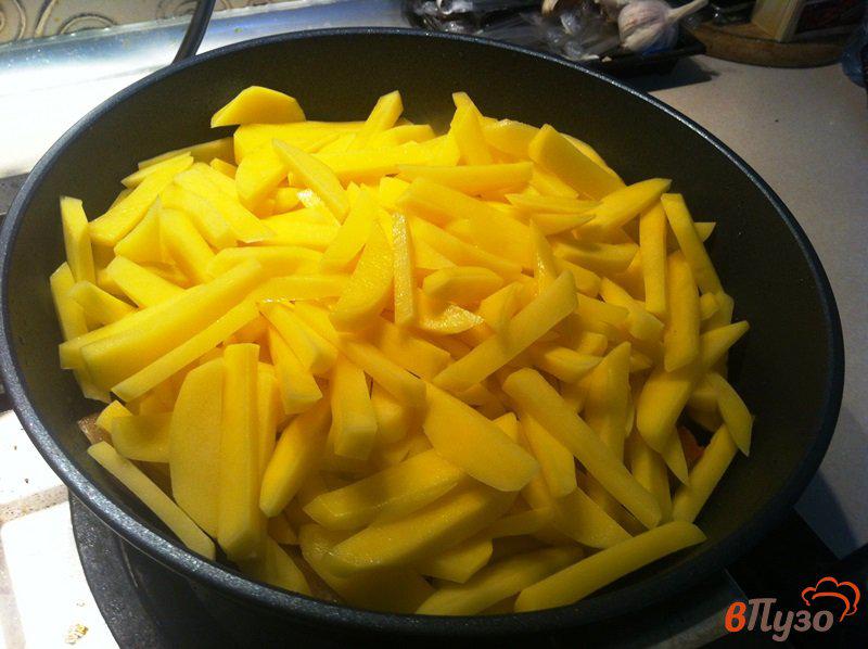 Фото приготовление рецепта: Жаренный картофель с луком и чесноком на сале шаг №5