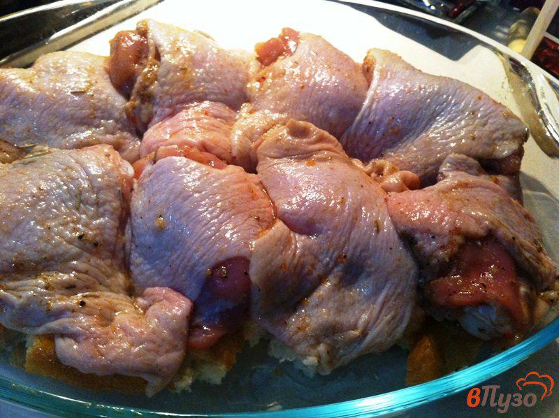 Фото приготовление рецепта: Запеченные куриные бёдра на хлебе шаг №5