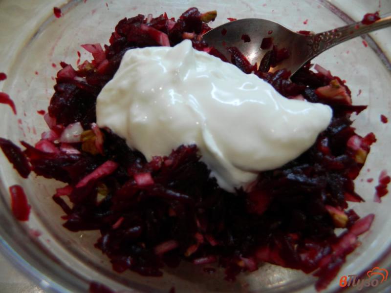Фото приготовление рецепта: Свекольный салат с луком и грецкими орехами шаг №3