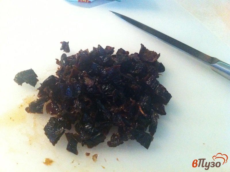 Фото приготовление рецепта: Слоеный салат из горбуши с черносливом шаг №3