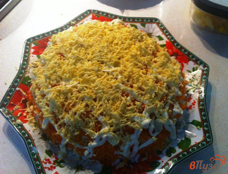 Фото приготовление рецепта: Слоеный салат из горбуши с черносливом шаг №8