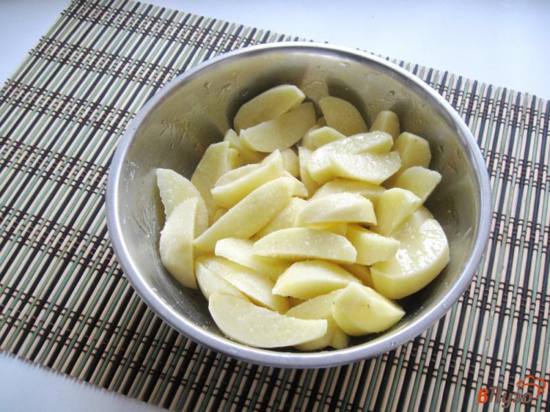 Фото приготовление рецепта: Картофель в духовке с салом и луком шаг №1