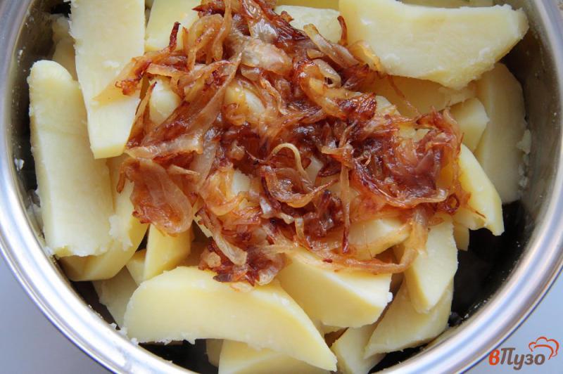 Фото приготовление рецепта: Отварной картофель с луком и зеленью шаг №3