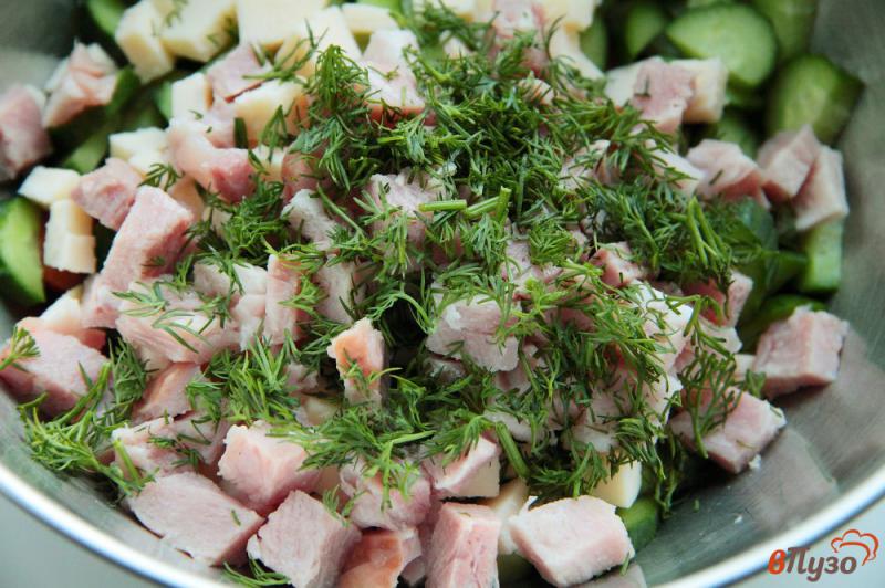 Фото приготовление рецепта: Салат из помидоров и огурцов с ветчиной и сыром шаг №5