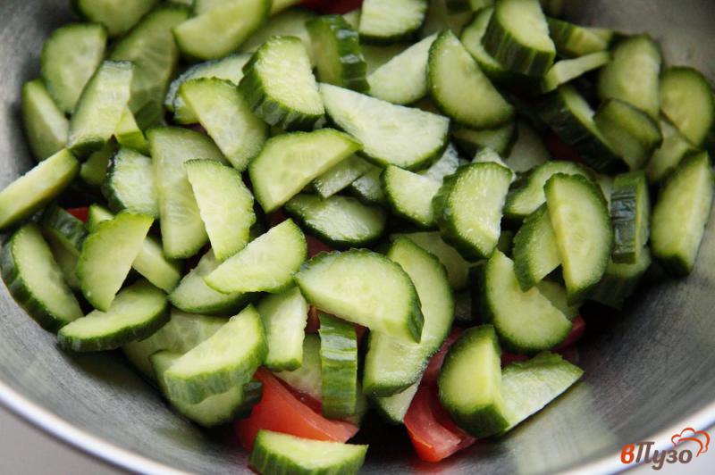 Фото приготовление рецепта: Салат из помидоров и огурцов с ветчиной и сыром шаг №2