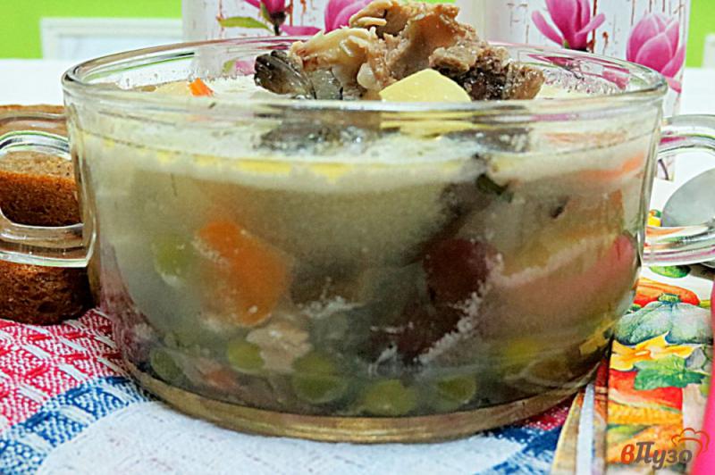 Фото приготовление рецепта: Суп на свиных рёбрах с опятами, горошком и сметаной шаг №12
