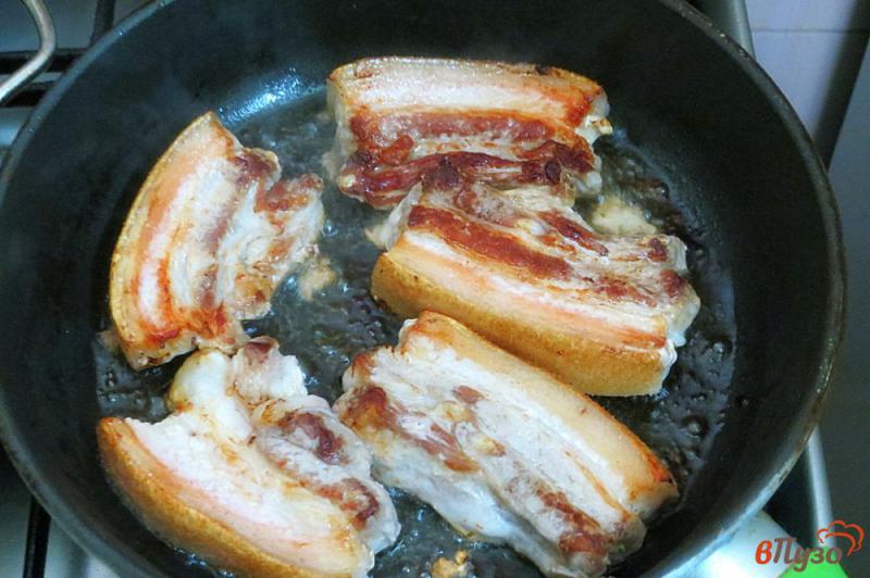 Фото приготовление рецепта: Свиная грудинка тушёная по-деревенски шаг №4