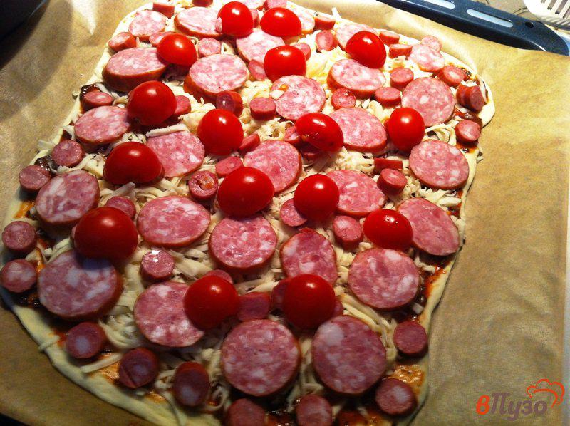 Фото приготовление рецепта: Пицца с помидорами черри и охотничьими колбасками шаг №5