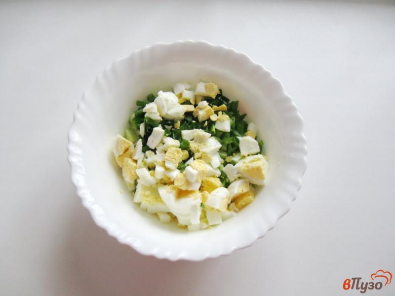 Фото приготовление рецепта: Салат из свежих огурцов, яиц и сыра шаг №3