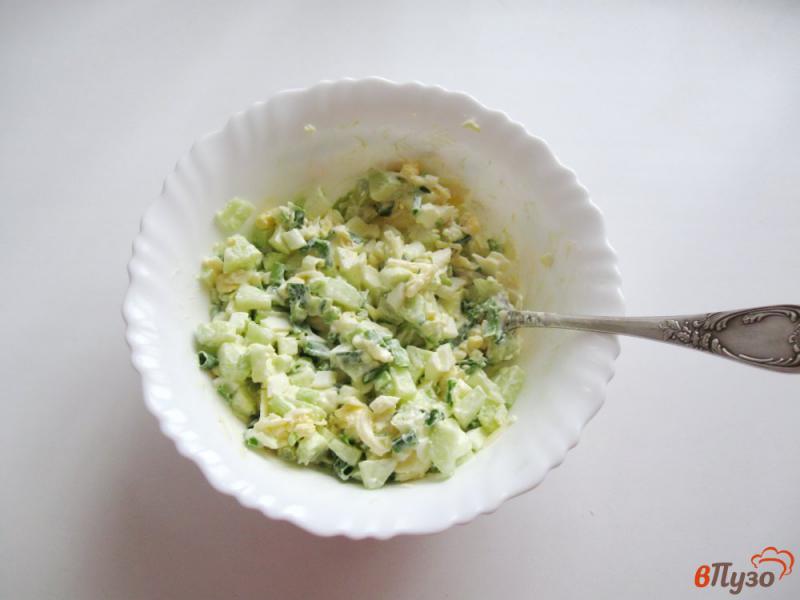 Фото приготовление рецепта: Салат из свежих огурцов, яиц и сыра шаг №6
