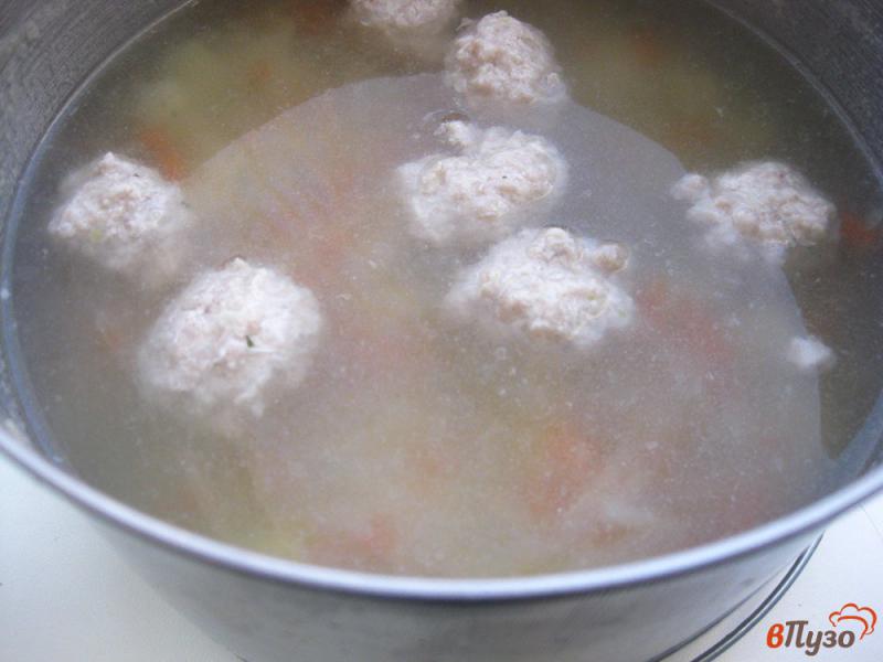 Фото приготовление рецепта: Суп овощной с сельдереем и фрикадельками шаг №9