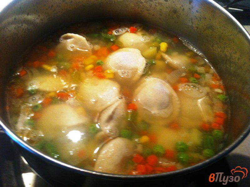 Фото приготовление рецепта: Овощной суп с пельменями шаг №4