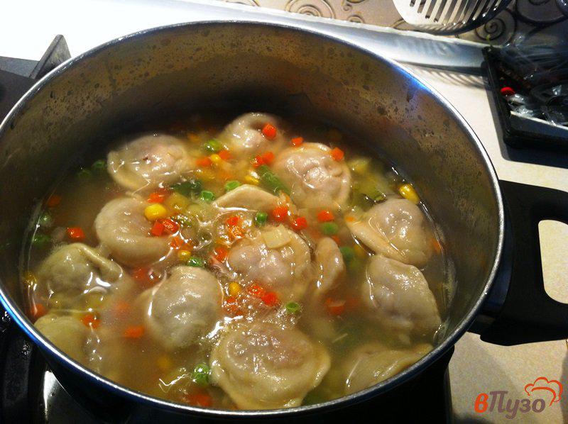 Фото приготовление рецепта: Овощной суп с пельменями шаг №5