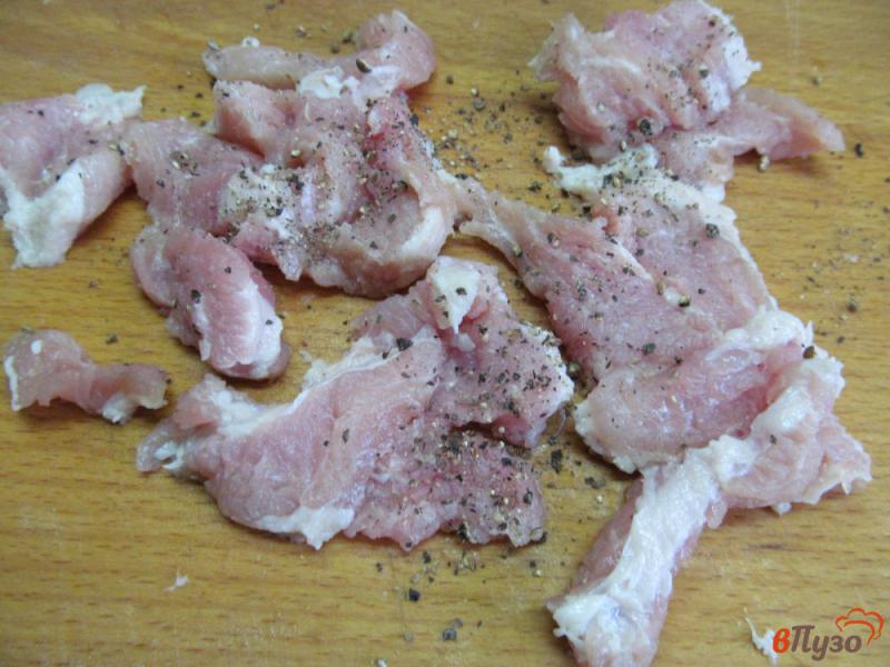 Фото приготовление рецепта: Жареная свинина с савойской капустой и яблоком шаг №1