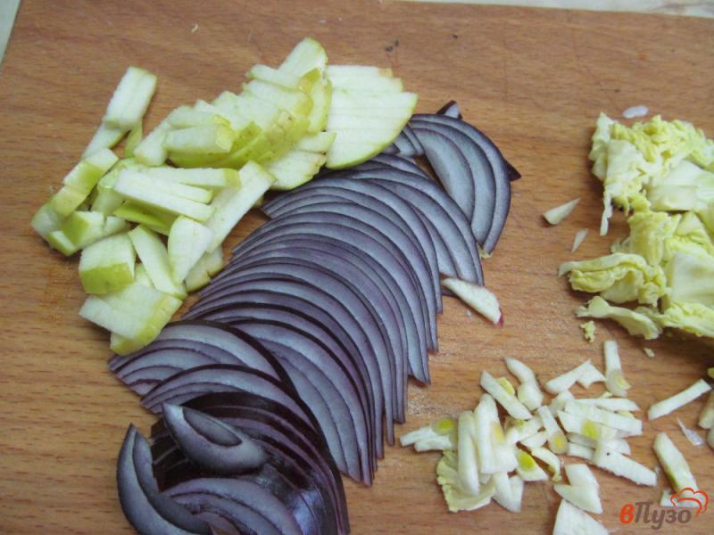 Фото приготовление рецепта: Жареная свинина с савойской капустой и яблоком шаг №2