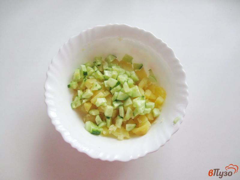 Фото приготовление рецепта: Салат из свежих огурцов с копченой колбасой шаг №2