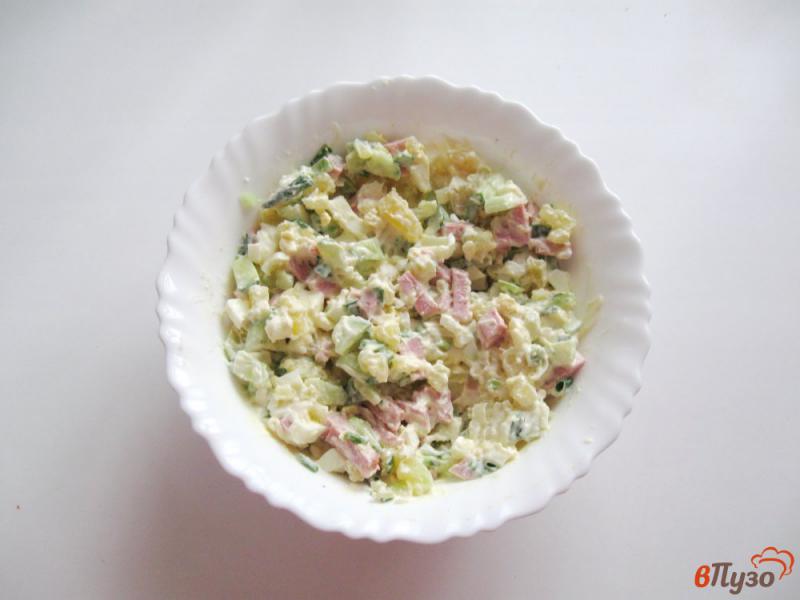 Фото приготовление рецепта: Салат из свежих огурцов с копченой колбасой шаг №7