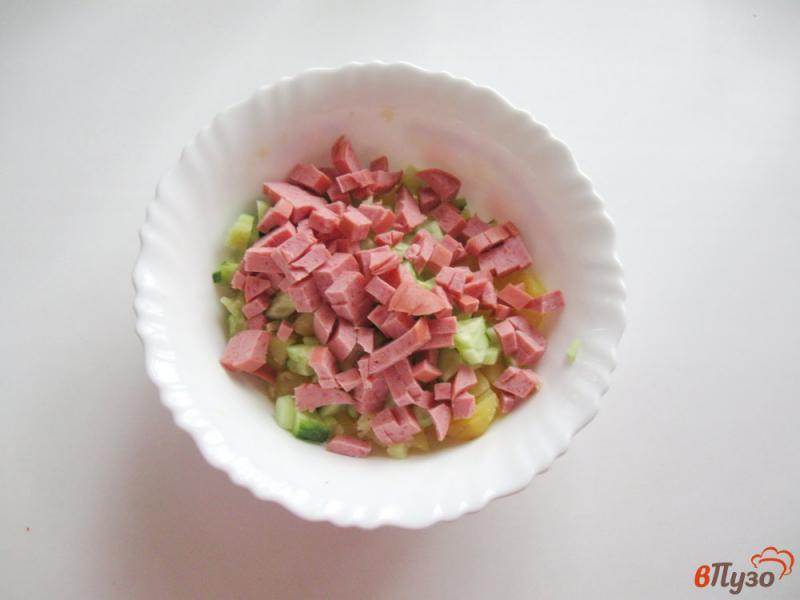 Фото приготовление рецепта: Салат из свежих огурцов с копченой колбасой шаг №3