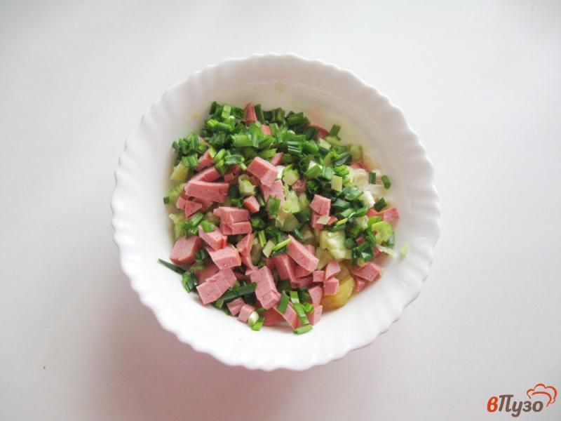 Фото приготовление рецепта: Салат из свежих огурцов с копченой колбасой шаг №4