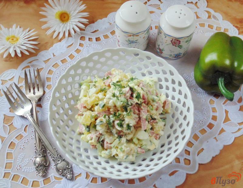 Фото приготовление рецепта: Салат из свежих огурцов с копченой колбасой шаг №8