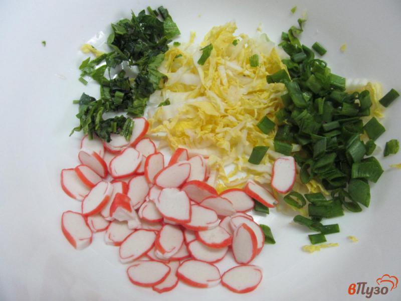 Фото приготовление рецепта: Салат из пекинской капусты с крабовыми палочками и овощами шаг №1