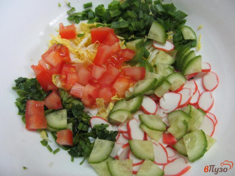 Фото приготовление рецепта: Салат из пекинской капусты с крабовыми палочками и овощами шаг №2