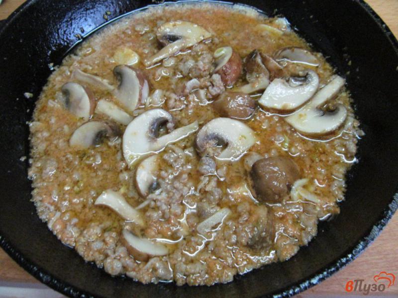 Фото приготовление рецепта: Слампи - мясной фарш с грибами в соусе шаг №5