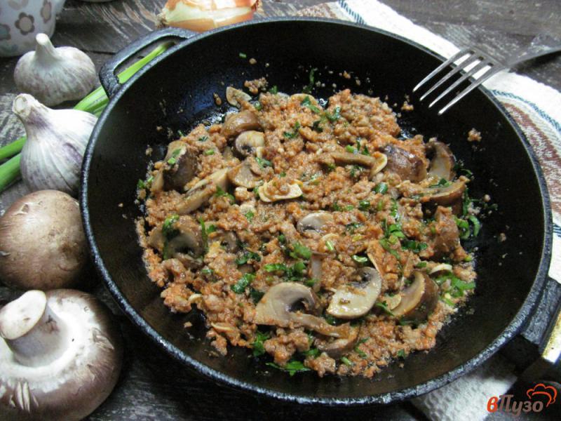 Фото приготовление рецепта: Слампи - мясной фарш с грибами в соусе шаг №6