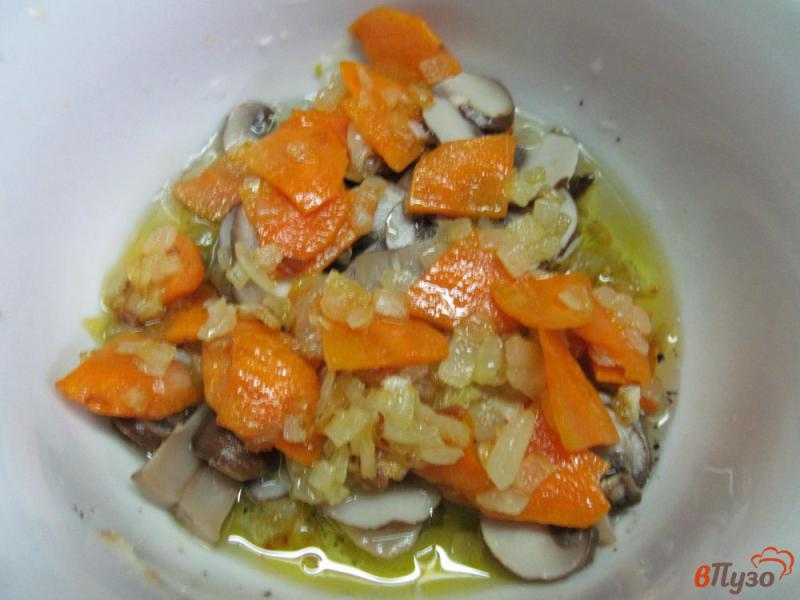 Фото приготовление рецепта: Салат из шампиньона с морковью и перцем шаг №6