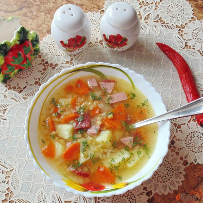 Фото приготовление рецепта: Суп с красной чечевицей и копченой колбасой шаг №8