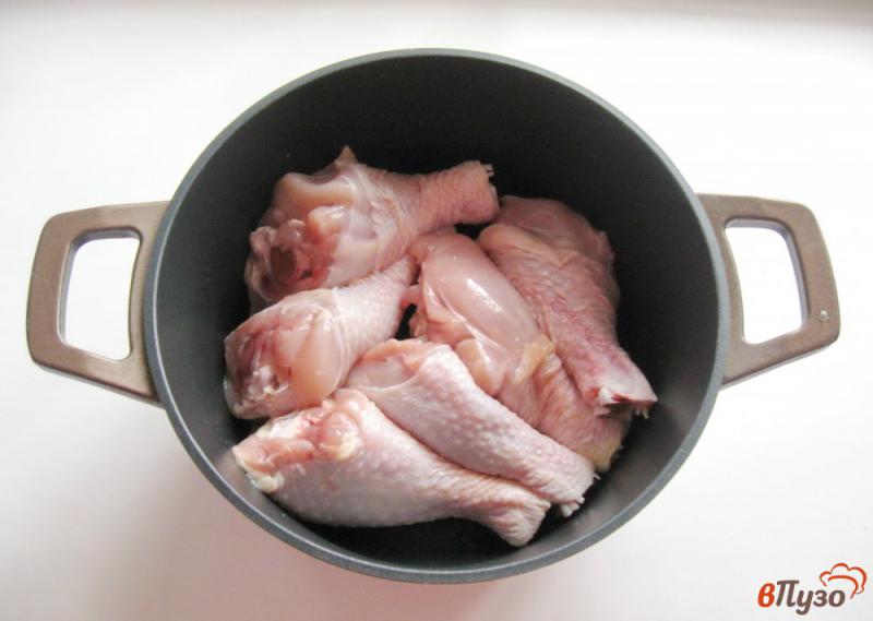 Фото приготовление рецепта: Куриные голени в сметане с грибами шаг №1