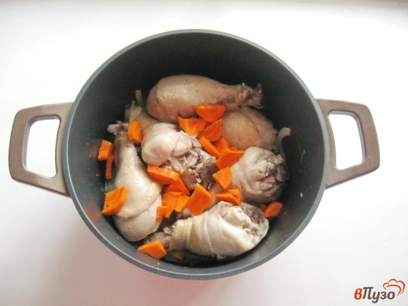 Фото приготовление рецепта: Куриные голени в сметане с грибами шаг №4