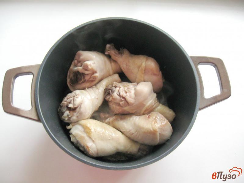 Фото приготовление рецепта: Куриные голени в сметане с грибами шаг №2