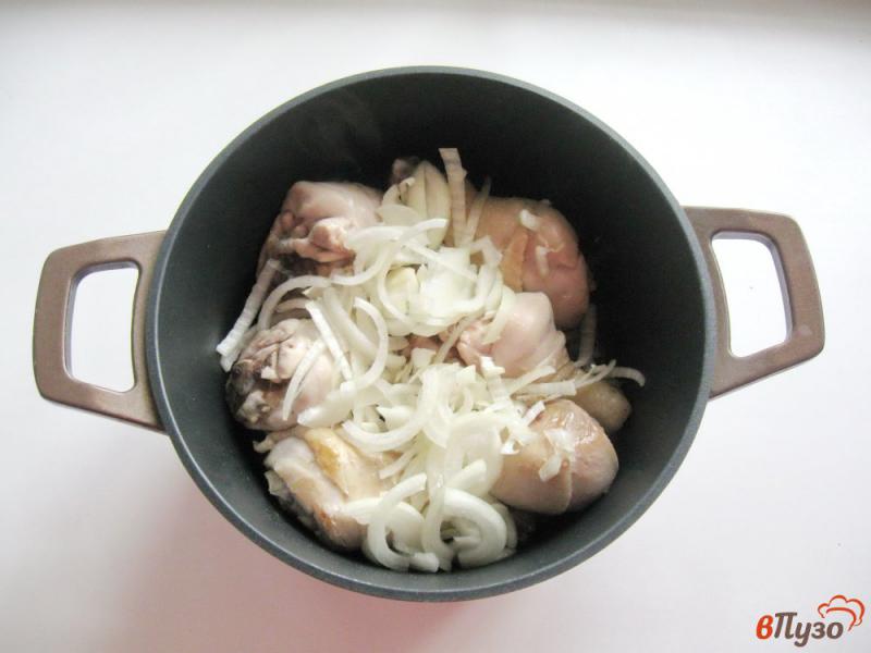 Фото приготовление рецепта: Куриные голени в сметане с грибами шаг №3